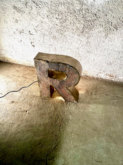 Lettera Illuminata in Metallo di Recupero – Stile Insegna Industrial