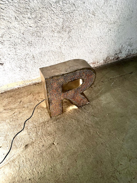 Lettera Illuminata in Metallo di Recupero – Stile Insegna Industrial
