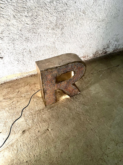 Lettera Illuminata in Metallo di Recupero – Stile Insegna Industrial