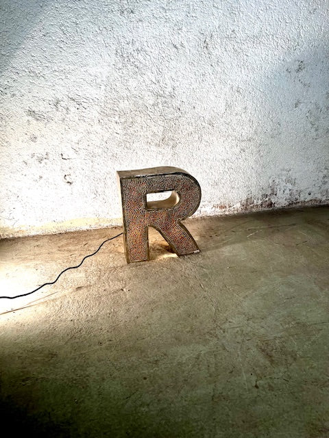 Lettera Illuminata in Metallo di Recupero – Stile Insegna Industrial