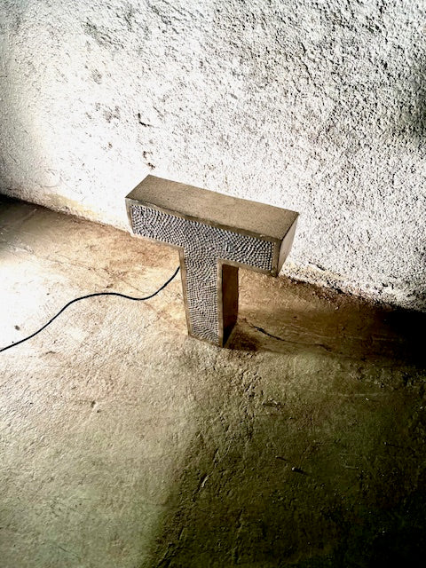 Lettera Illuminata in Metallo di Recupero – Stile Insegna Industrial