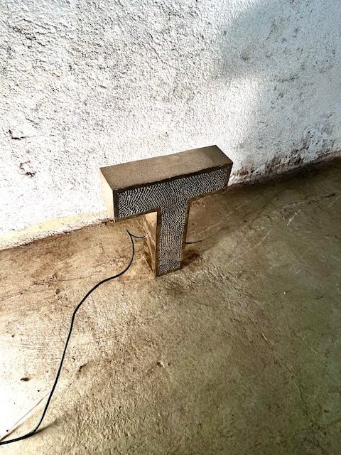 Lettera Illuminata in Metallo di Recupero – Stile Insegna Industrial
