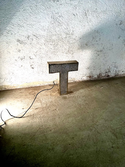 Lettera Illuminata in Metallo di Recupero – Stile Insegna Industrial
