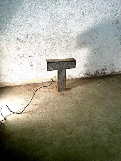 Lettera Illuminata in Metallo di Recupero – Stile Insegna Industrial