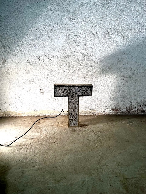 Lettera Illuminata in Metallo di Recupero – Stile Insegna Industrial