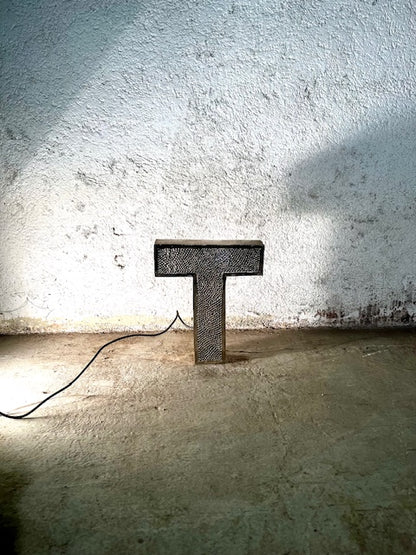 Lettera Illuminata in Metallo di Recupero – Stile Insegna Industrial