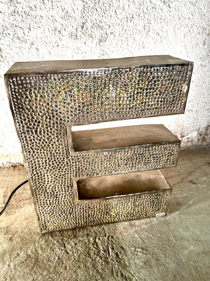 Lettera Illuminata in Metallo di Recupero – Stile Insegna Industrial