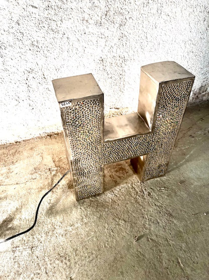 Lettera Illuminata in Metallo di Recupero – Stile Insegna Industrial
