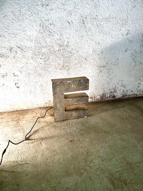Lettera Illuminata in Metallo di Recupero – Stile Insegna Industrial