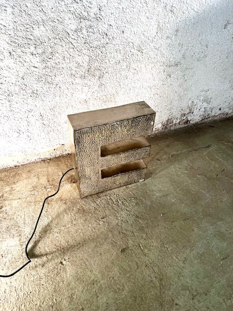 Lettera Illuminata in Metallo di Recupero – Stile Insegna Industrial