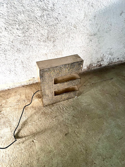 Lettera Illuminata in Metallo di Recupero – Stile Insegna Industrial