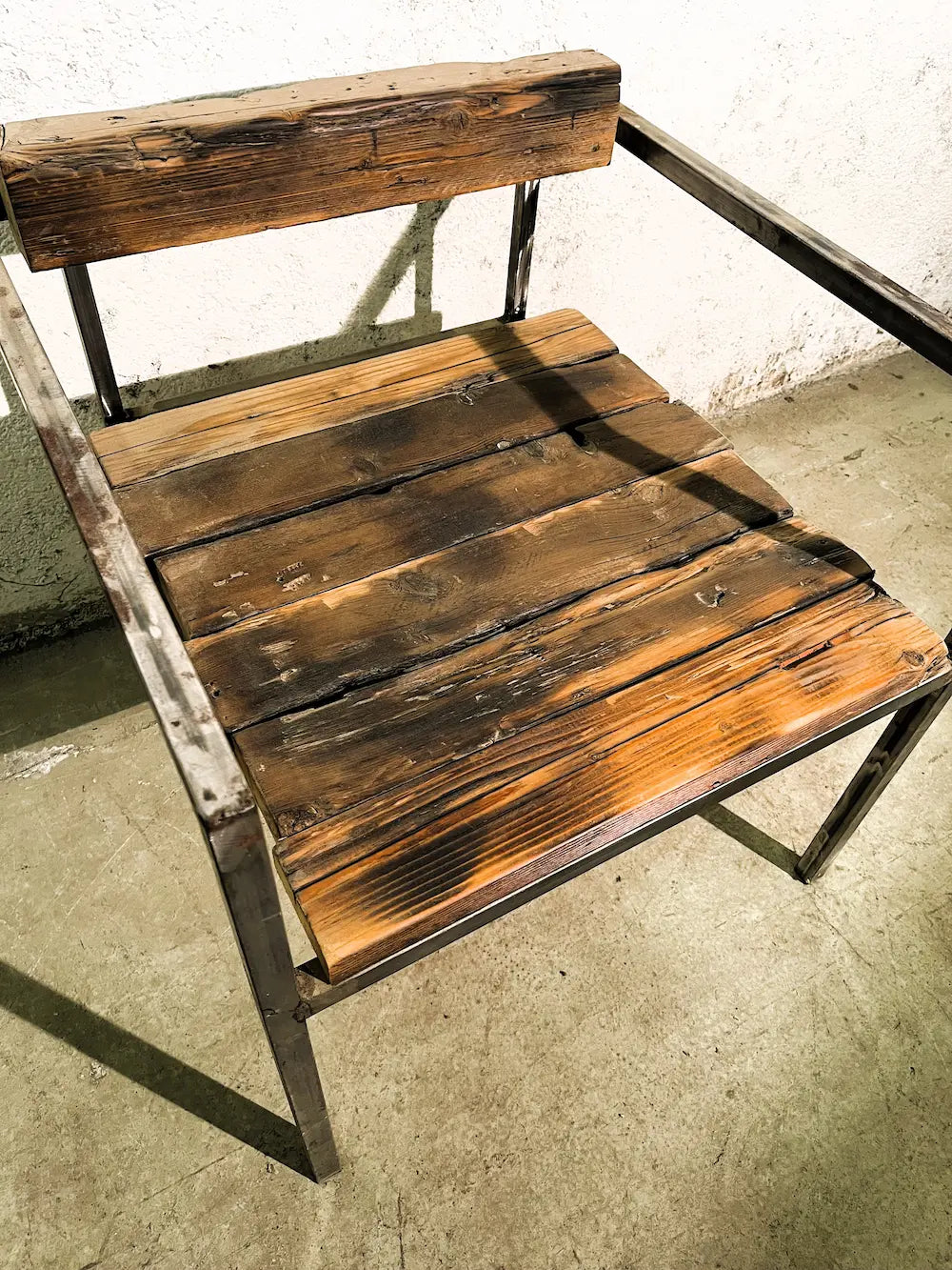 Poltrona industrial artigianale in ferro e legno di recupero