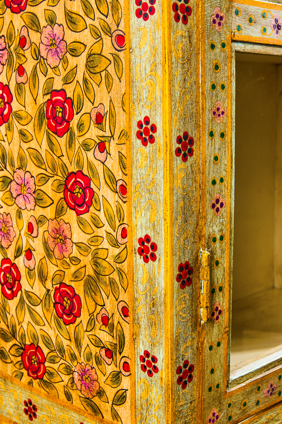 mobili etnici dipinti 