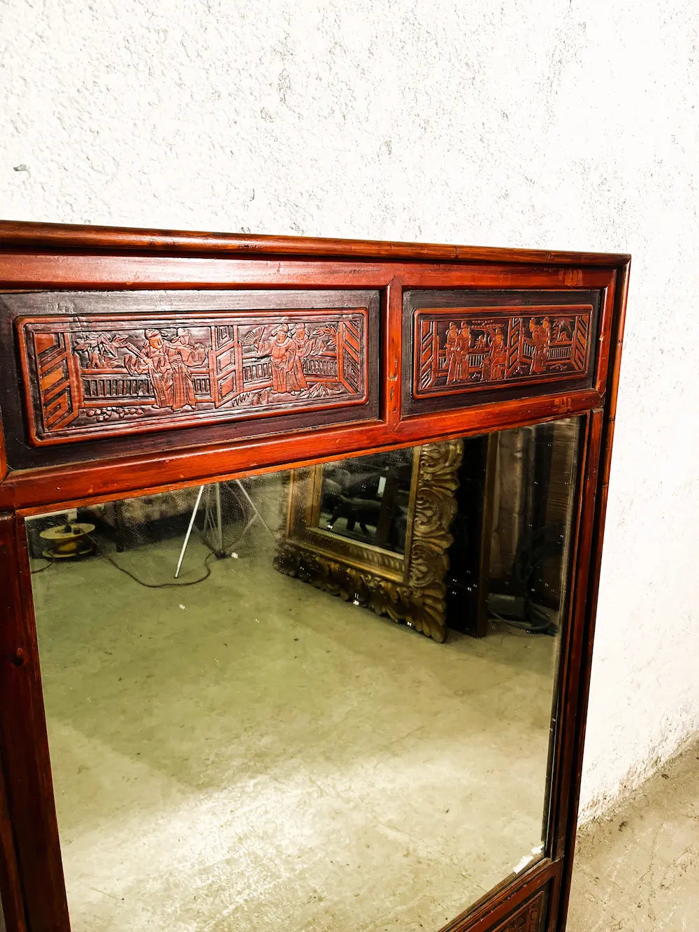Specchio cinese originale con cornice in legno lavorato e dipinto
