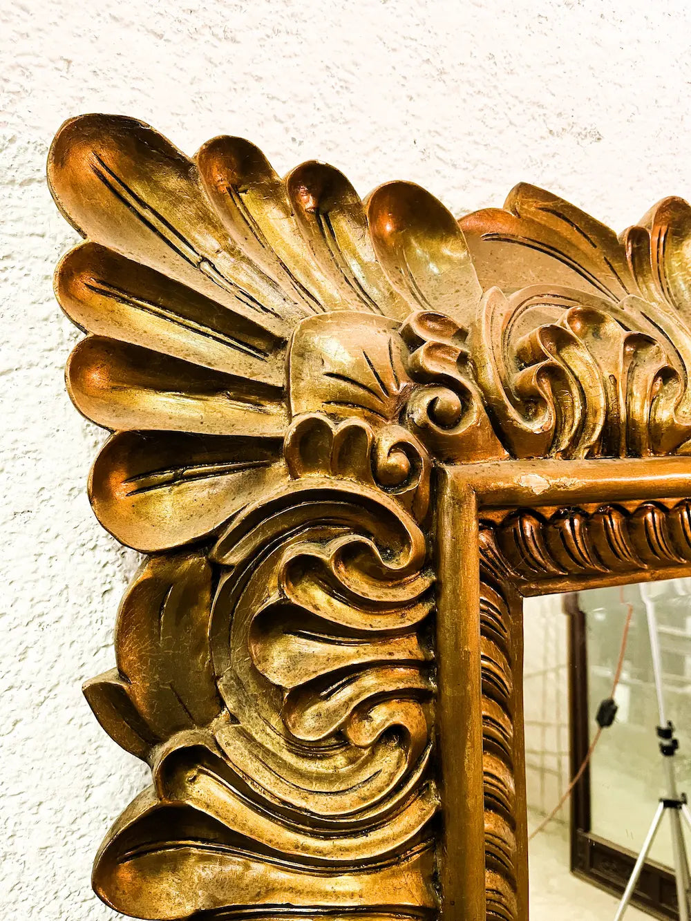 Dettaglio dell’angolo superiore sinistro della cornice in legno dorato con decorazioni a ventaglio 