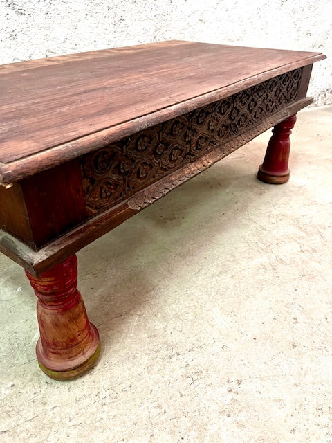 Tavolino indiano intarsiato con cassetto gambe rosse legno massiccio dettaglio fregio