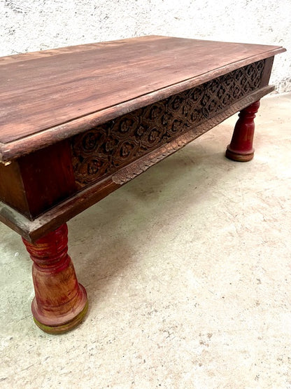 Tavolino indiano intarsiato con cassetto gambe rosse legno massiccio dettaglio fregio