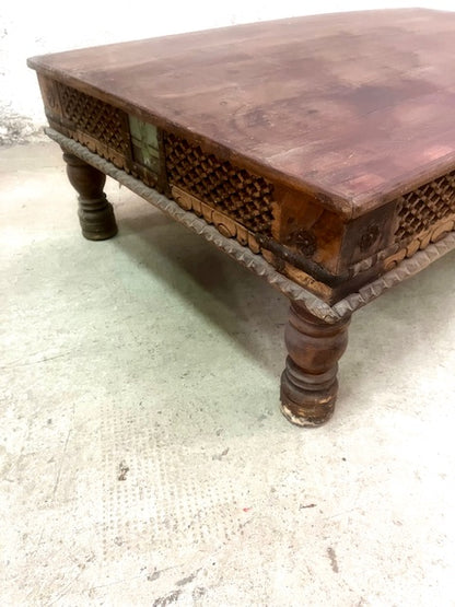 Tavolino indiano in Teak con fregio intarsiato e vetri dipinti dettaglio laterale