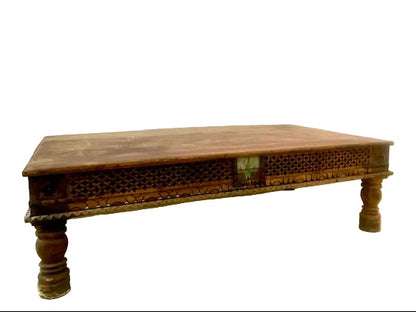 Tavolino indiano in Teak con fregio intarsiato e vetri dipinti frontale completo