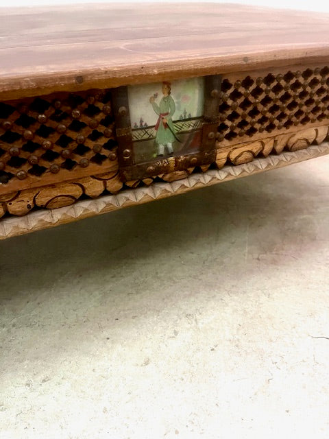 Tavolino indiano in Teak con fregio intarsiato e vetri dipinti dettaglio vetro dipinto