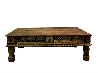 Tavolino indiano in Teak con fregio intarsiato e vetri dipinti frontale