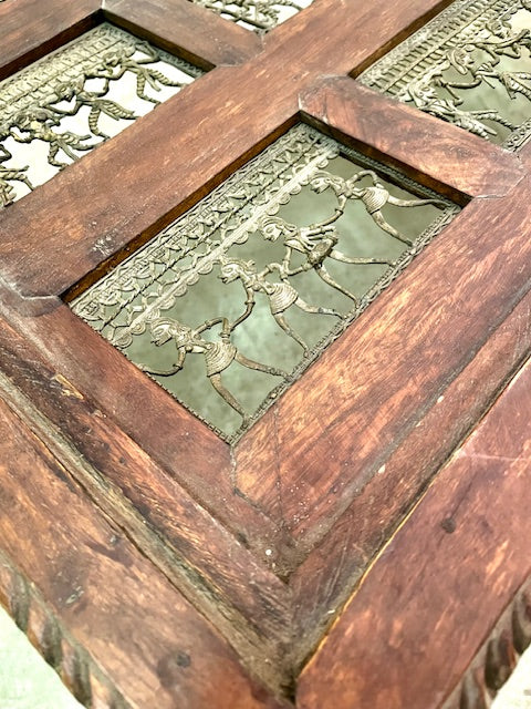 Tavolino indiano in legno massiccio, dettaglio delle decorazioni in fusione di ottone