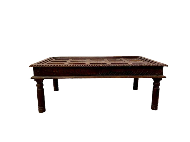 Piano decorato di un tavolino indiano in legno massiccio con formelle in ottone.