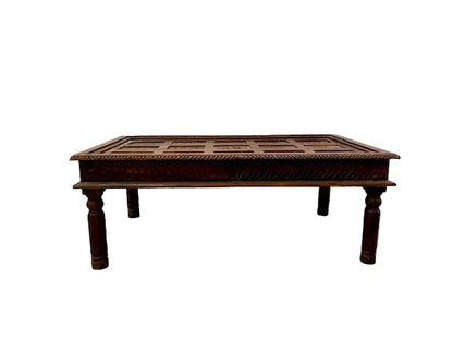Piano decorato di un tavolino indiano in legno massiccio con formelle in ottone.