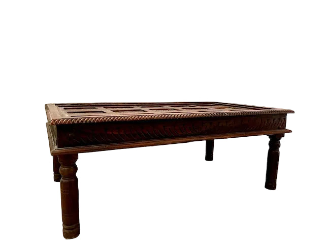 Tavolino etnico indiano in legno massiccio con decorazioni artigianali in ottone.