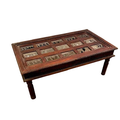 Tavolino indiano in legno massiccio con piano decorato da formelle in fusione di ottone.
