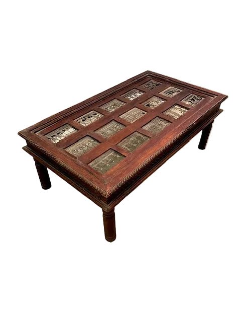 Tavolino etnico in legno massiccio con formelle decorative in ottone, vista completa.