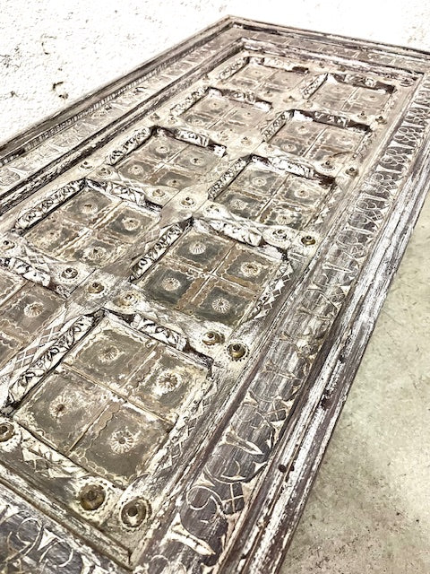 Tavolino indiano vecchia porta shabby chic dettaglio borchie e decorazioni