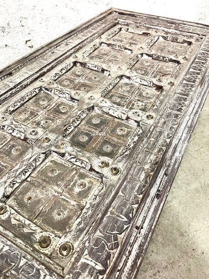 Tavolino indiano vecchia porta shabby chic dettaglio borchie e decorazioni