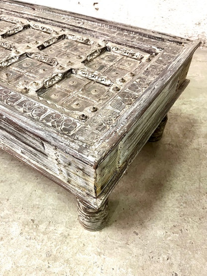 Tavolino indiano vecchia porta shabby chic dettaglio