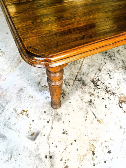 Tavolo coloniale in legno massiccio di rovere allungabile con meccanismo a manovella