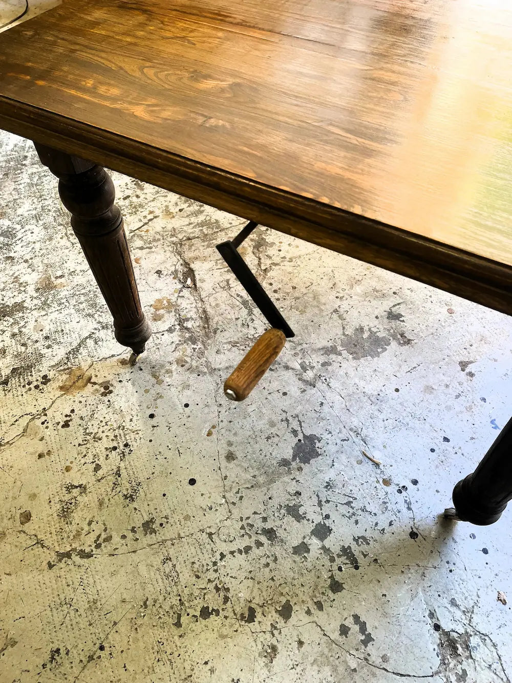 Tavolo coloniale in legno massiccio di rovere allungabile con meccanismo a manovella