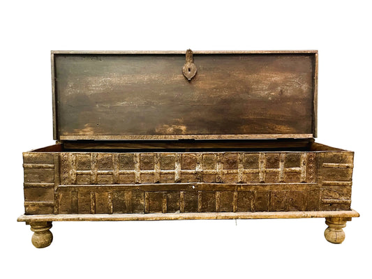 Baule indiano originale antico con frontale decorato in metallo 