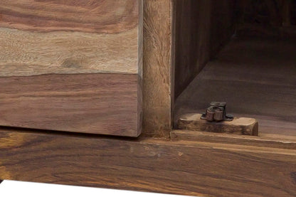 Dettaglio della credenza etnica in legno di Sheesham con ante aperte e vani interni visibili.
