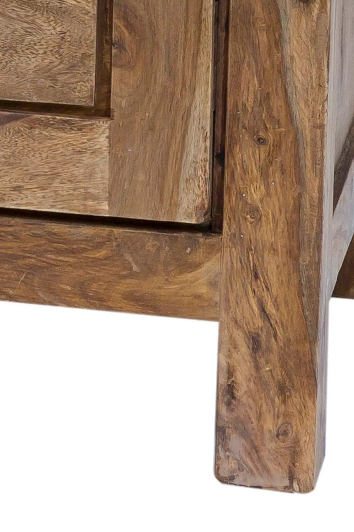 Dettaglio delle venature naturali del legno di Sheesham sulla credenza etnica.