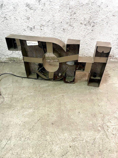 Insegna HOT Retro-Illuminata in Metallo di Recupero – Vintage Etnico Artigianale