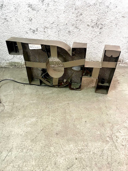 Insegna HOT Retro-Illuminata in Metallo di Recupero – Vintage Etnico Artigianale