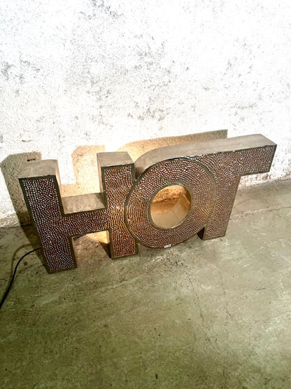 Insegna HOT Retro-Illuminata in Metallo di Recupero – Vintage Etnico Artigianale
