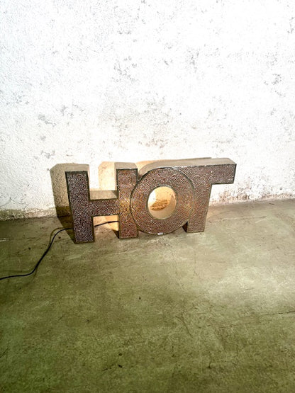 Insegna HOT Retro-Illuminata in Metallo di Recupero – Vintage Etnico Artigianale