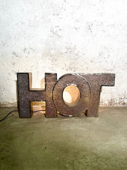 Insegna HOT Retro-Illuminata in Metallo di Recupero – Vintage Etnico Artigianale