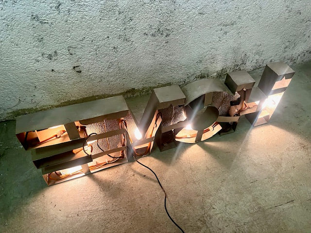 Insegna HOME Retro-Illuminata in Metallo di Recupero – Vintage Etnico Artigianale