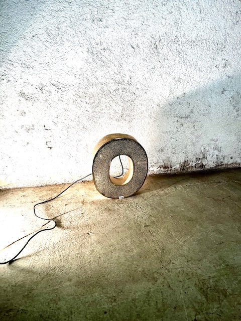 Lettera Illuminata in Metallo di Recupero – Stile Insegna Industrial