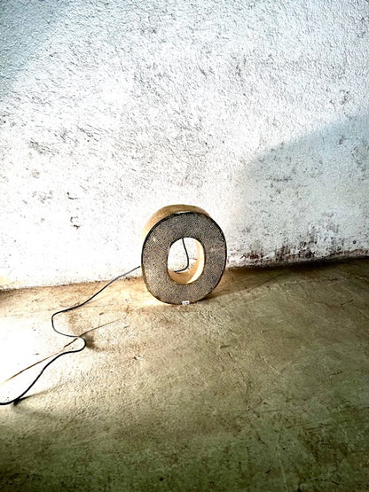 Lettera Illuminata in Metallo di Recupero – Stile Insegna Industrial