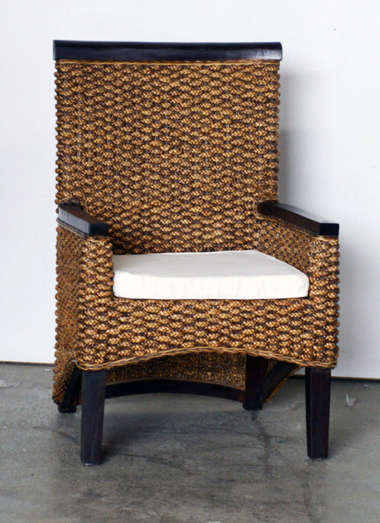 Poltrona Ampera – Legno Massiccio, Intreccio in Giacinto d'Acqua e Cuscino in Cotone