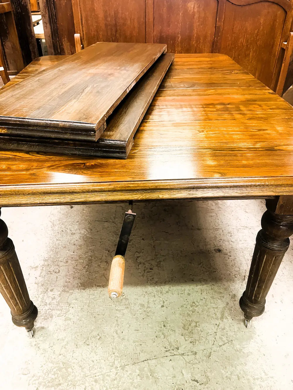 Tavolo coloniale in legno massiccio di rovere allungabile con meccanismo a manovella