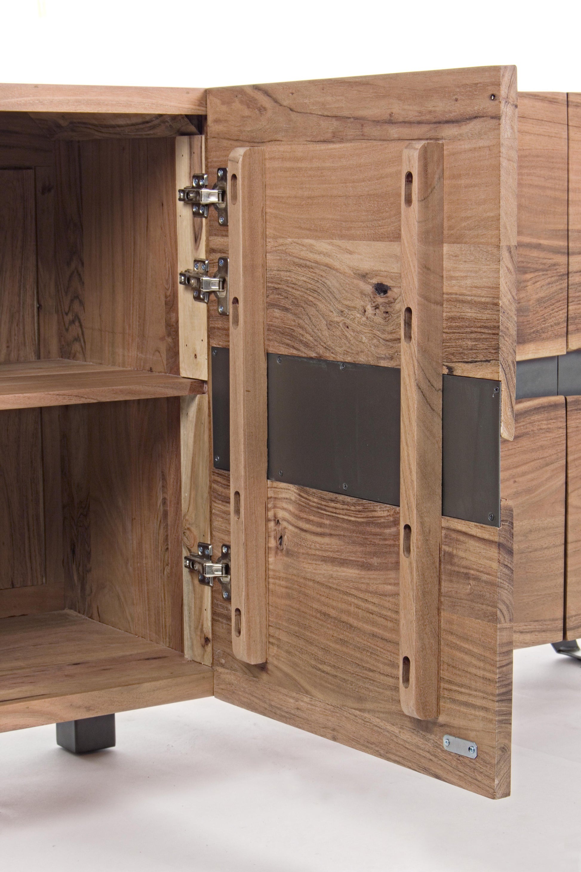 Credenza industrial in legno massello 4 ante con inserti in metallo ripiani interni - lapagoda.net